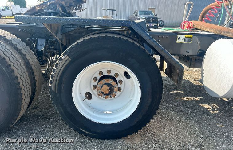 image for item EG1049 2015 Mack CHU613 semi truck