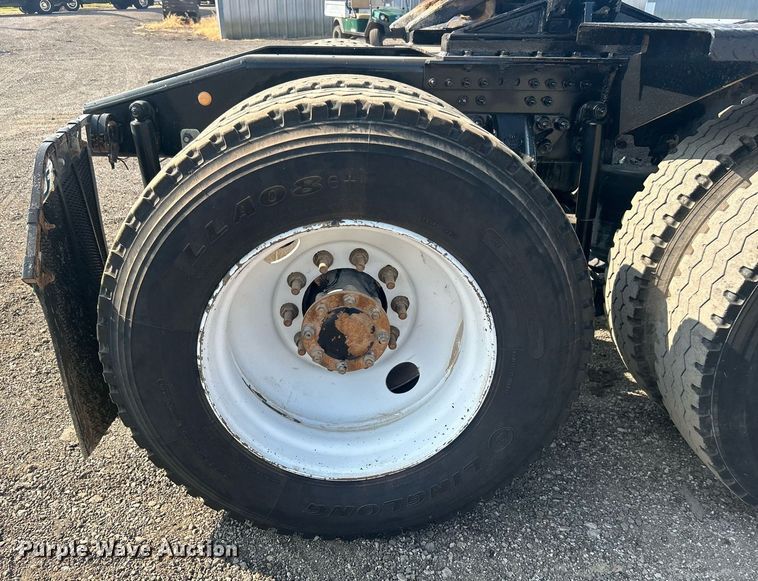 image for item EG1049 2015 Mack CHU613 semi truck