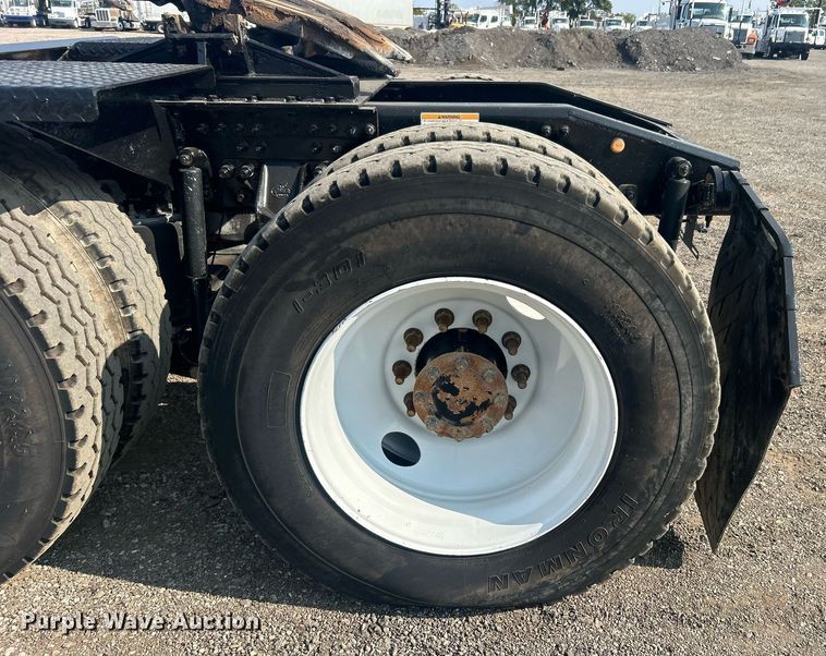 image for item EG1049 2015 Mack CHU613 semi truck