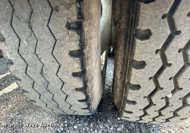 image for item EG1049 2015 Mack CHU613 semi truck