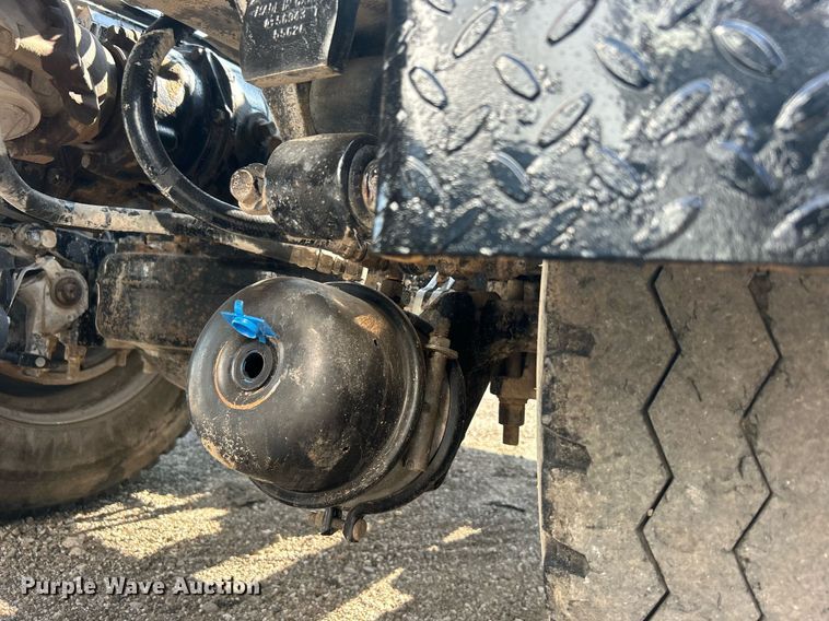 image for item EG1049 2015 Mack CHU613 semi truck