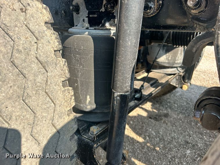 image for item EG1049 2015 Mack CHU613 semi truck