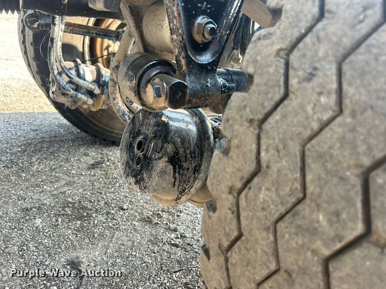 image for item EG1049 2015 Mack CHU613 semi truck