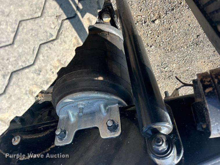 image for item EG1049 2015 Mack CHU613 semi truck