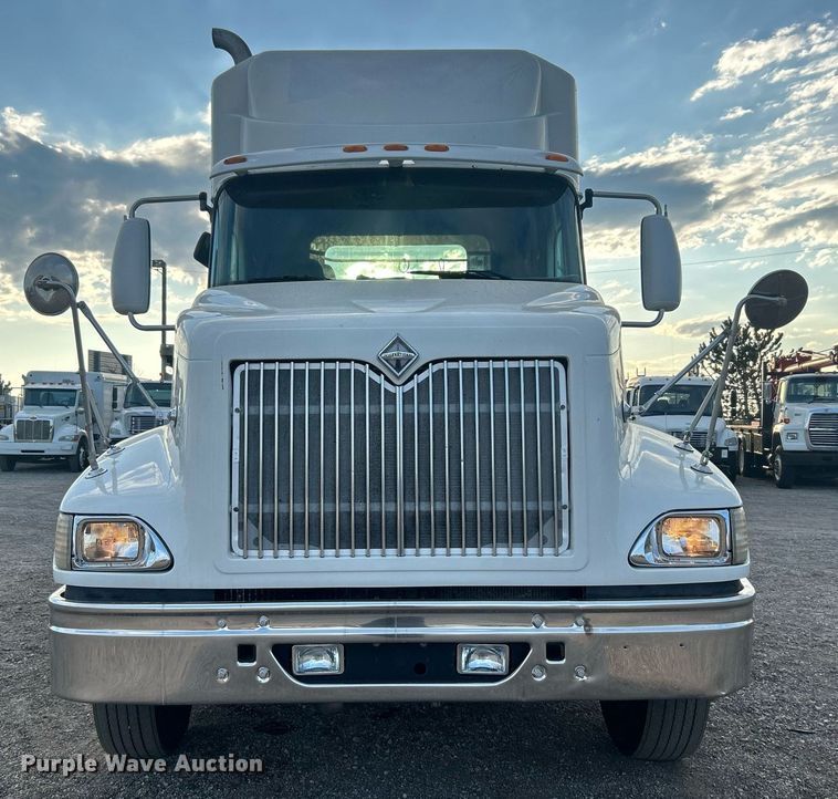 image for item EG1061 2006 International  9400i semi truck