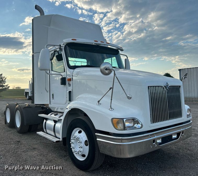 image for item EG1061 2006 International  9400i semi truck