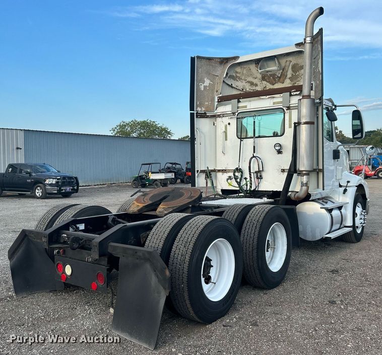 image for item EG1061 2006 International  9400i semi truck