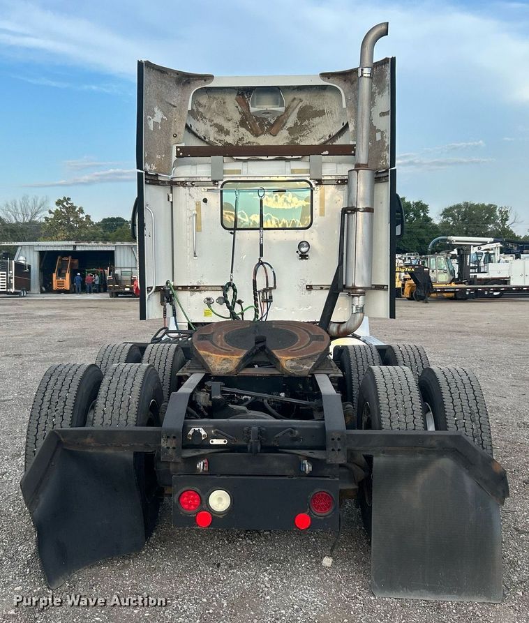 image for item EG1061 2006 International  9400i semi truck