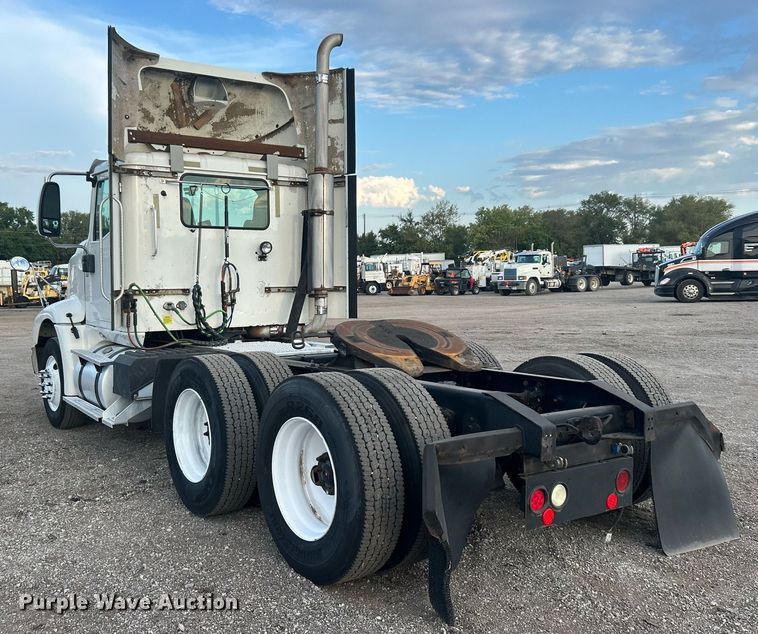 image for item EG1061 2006 International  9400i semi truck