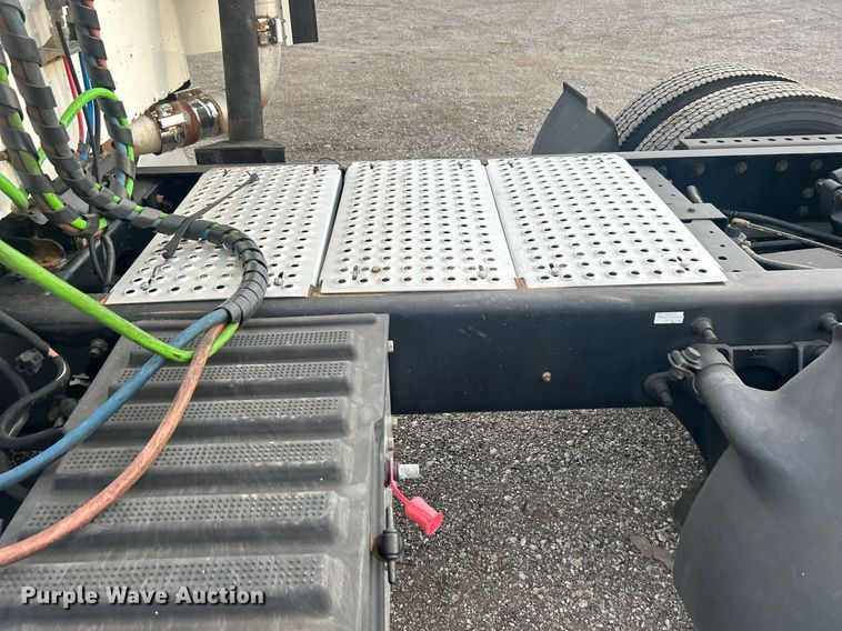 image for item EG1061 2006 International  9400i semi truck