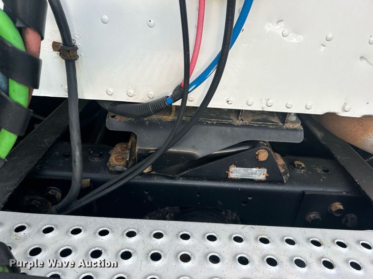 image for item EG1061 2006 International  9400i semi truck