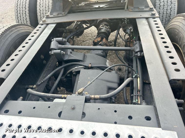 image for item EG1061 2006 International  9400i semi truck