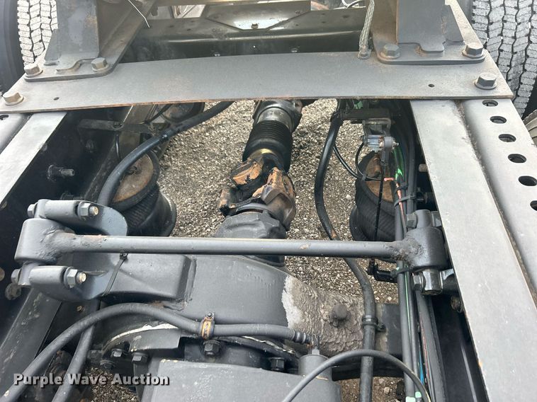 image for item EG1061 2006 International  9400i semi truck