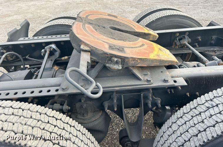 image for item EG1061 2006 International  9400i semi truck