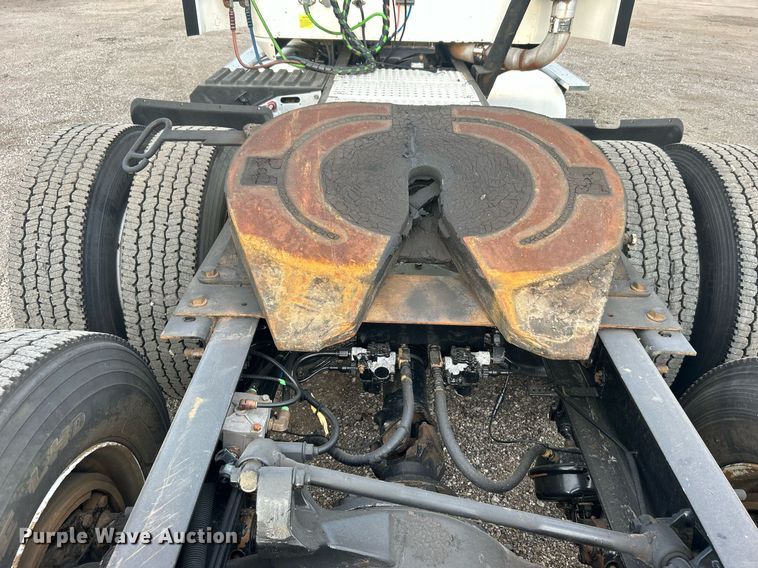 image for item EG1061 2006 International  9400i semi truck