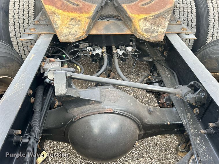 image for item EG1061 2006 International  9400i semi truck