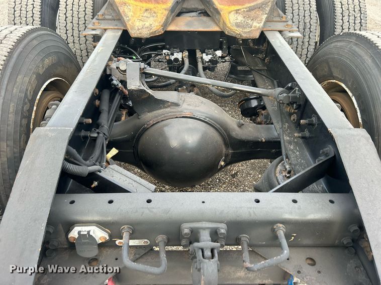 image for item EG1061 2006 International  9400i semi truck