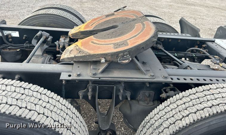 image for item EG1061 2006 International  9400i semi truck