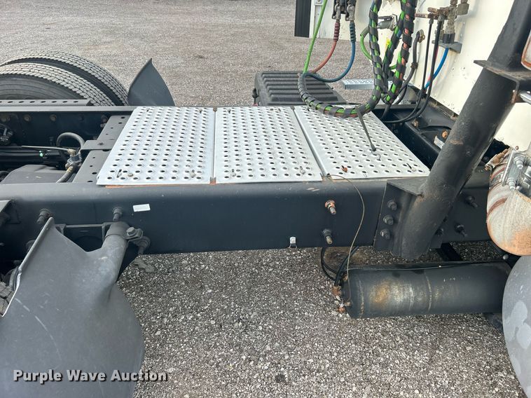 image for item EG1061 2006 International  9400i semi truck