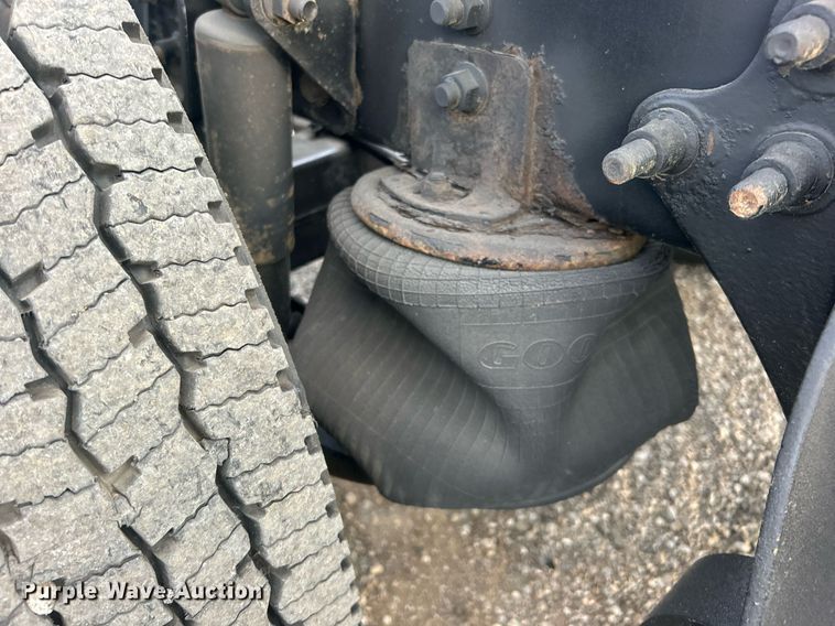 image for item EG1061 2006 International  9400i semi truck