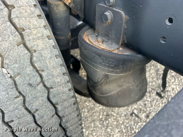 image for item EG1061 2006 International  9400i semi truck