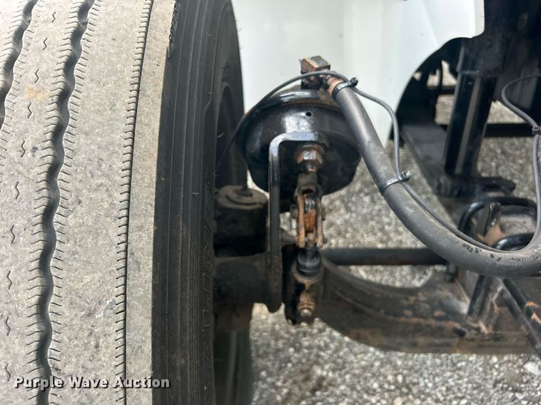 image for item EG1061 2006 International  9400i semi truck