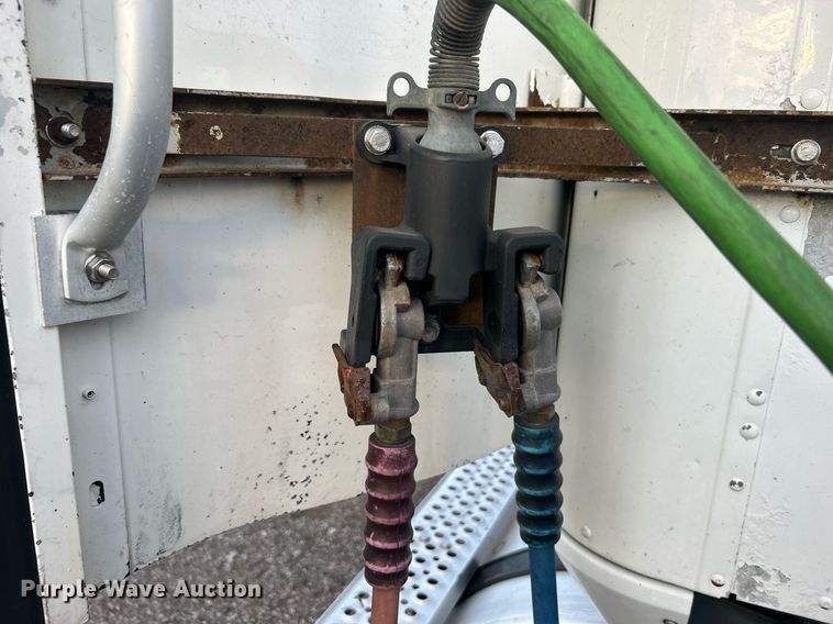 image for item EG1061 2006 International  9400i semi truck