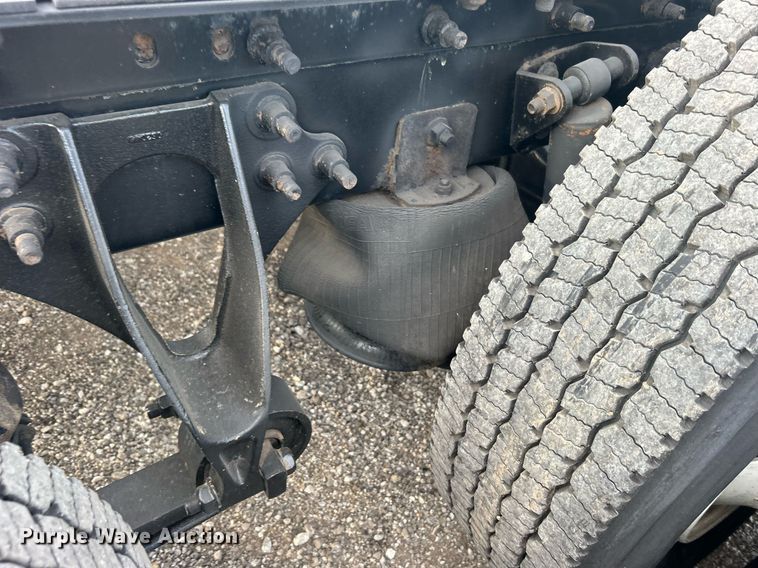 image for item EG1061 2006 International  9400i semi truck