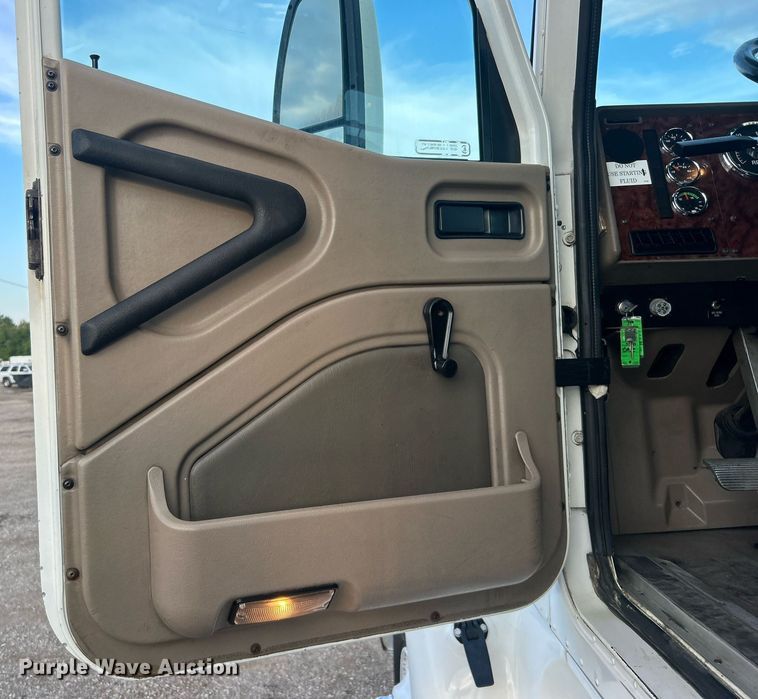 image for item EG1061 2006 International  9400i semi truck