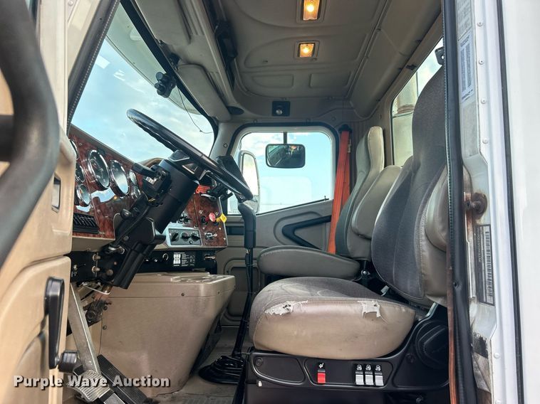 image for item EG1061 2006 International  9400i semi truck