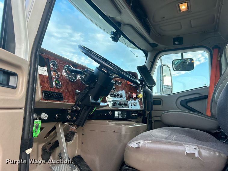 image for item EG1061 2006 International  9400i semi truck