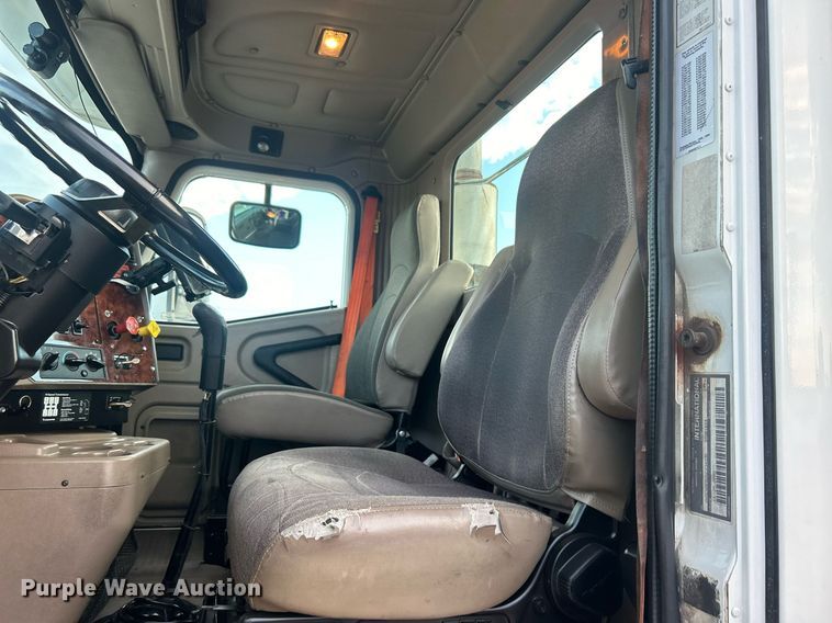 image for item EG1061 2006 International  9400i semi truck