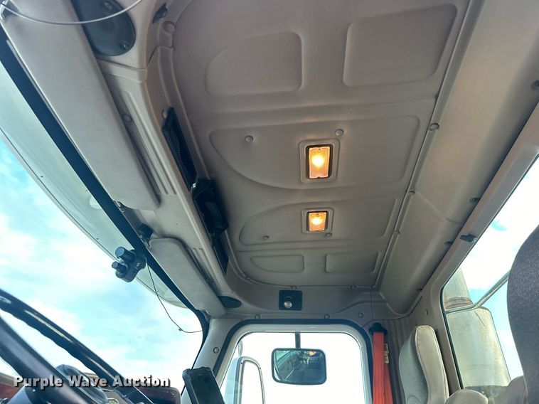 image for item EG1061 2006 International  9400i semi truck