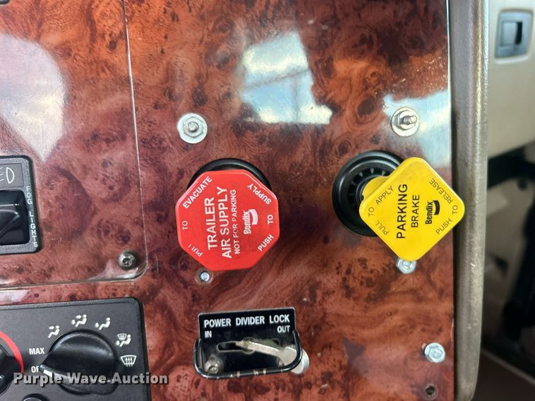 image for item EG1061 2006 International  9400i semi truck