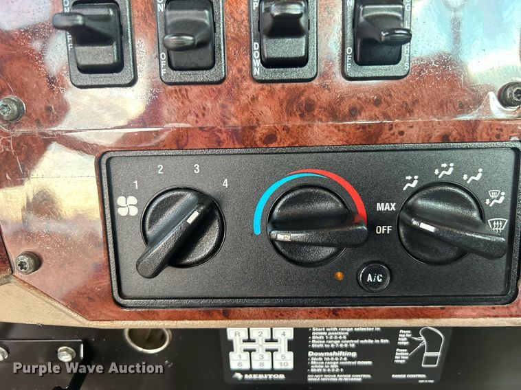 image for item EG1061 2006 International  9400i semi truck