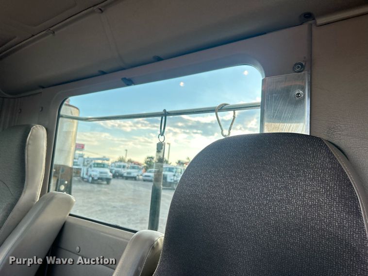 image for item EG1061 2006 International  9400i semi truck