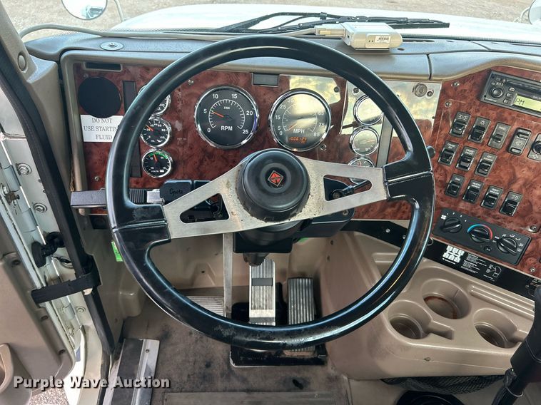 image for item EG1061 2006 International  9400i semi truck