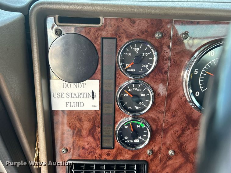 image for item EG1061 2006 International  9400i semi truck