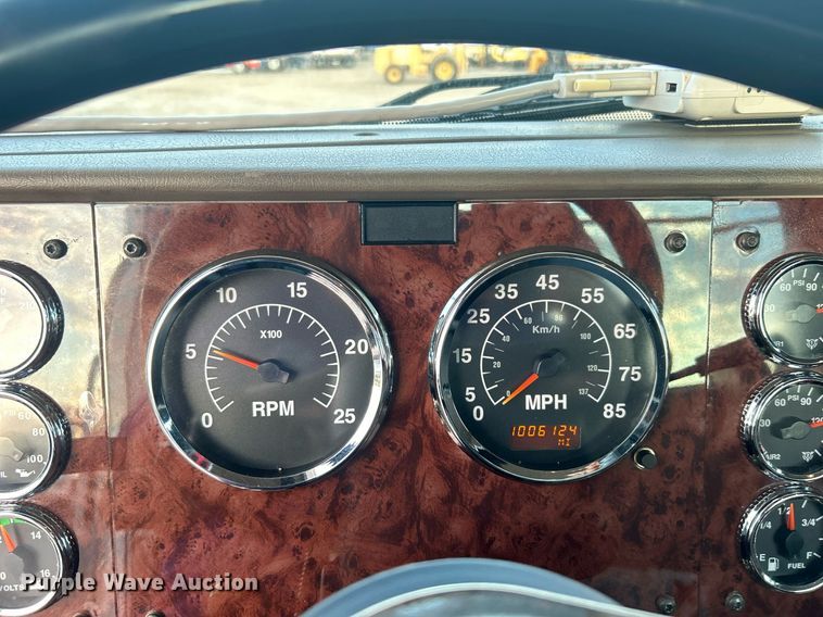 image for item EG1061 2006 International  9400i semi truck