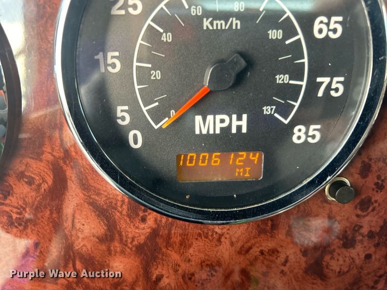 image for item EG1061 2006 International  9400i semi truck