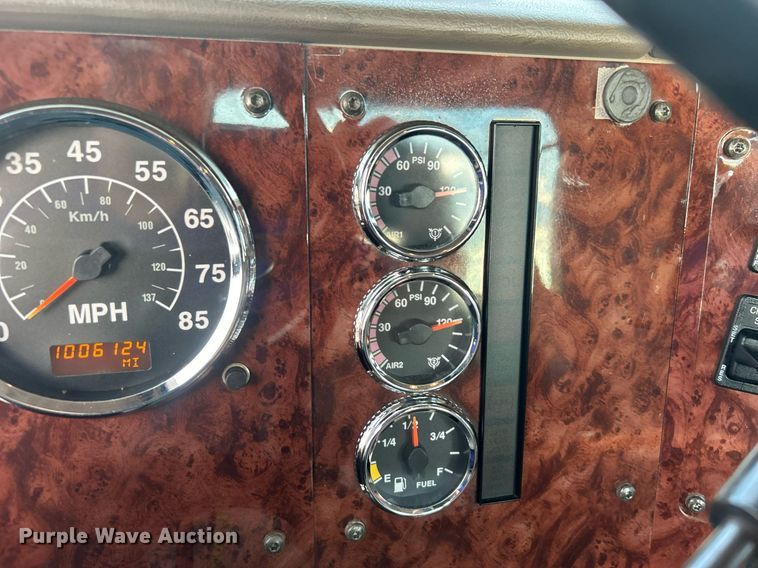 image for item EG1061 2006 International  9400i semi truck