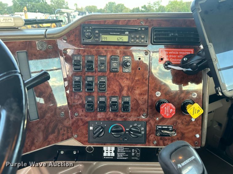 image for item EG1061 2006 International  9400i semi truck