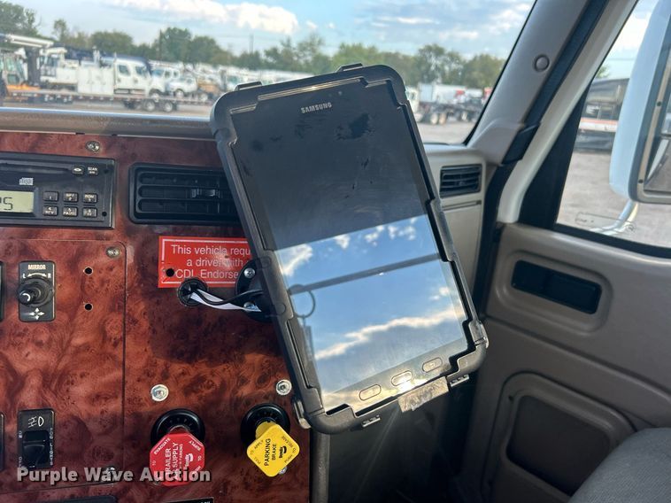 image for item EG1061 2006 International  9400i semi truck