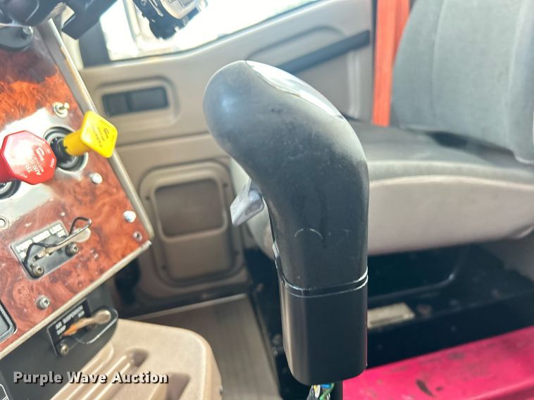 image for item EG1061 2006 International  9400i semi truck