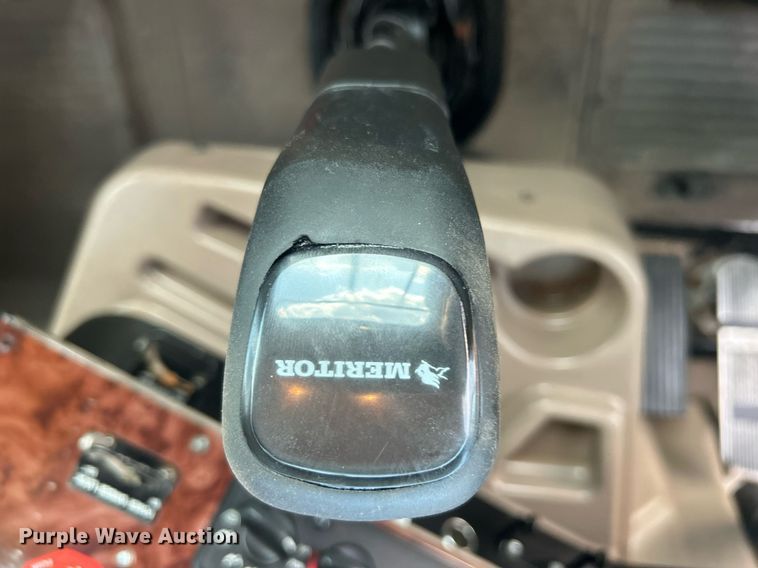 image for item EG1061 2006 International  9400i semi truck