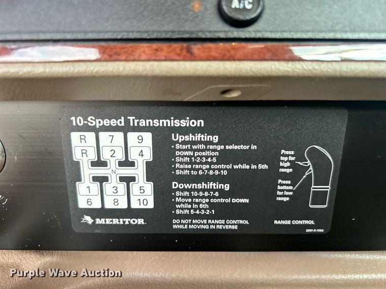 image for item EG1061 2006 International  9400i semi truck