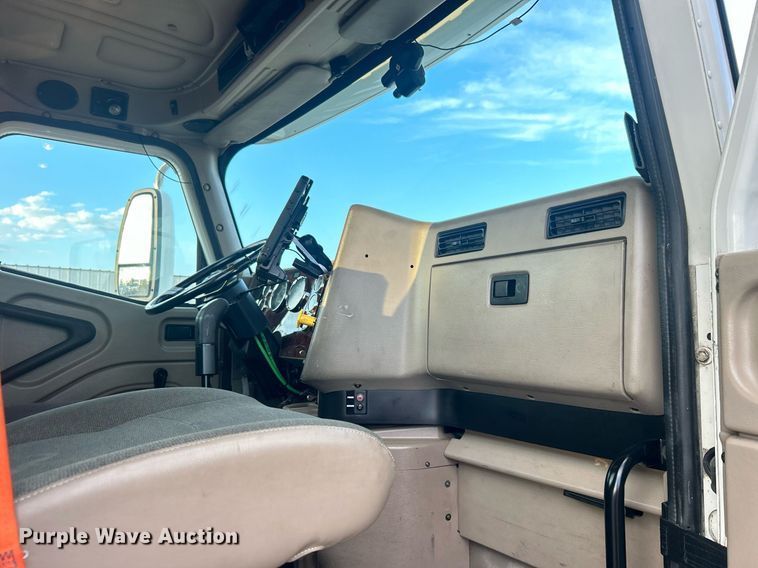 image for item EG1061 2006 International  9400i semi truck