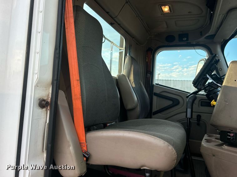 image for item EG1061 2006 International  9400i semi truck