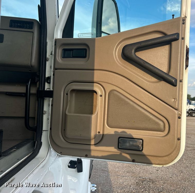 image for item EG1061 2006 International  9400i semi truck