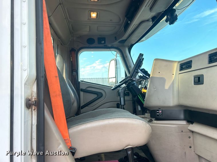 image for item EG1061 2006 International  9400i semi truck